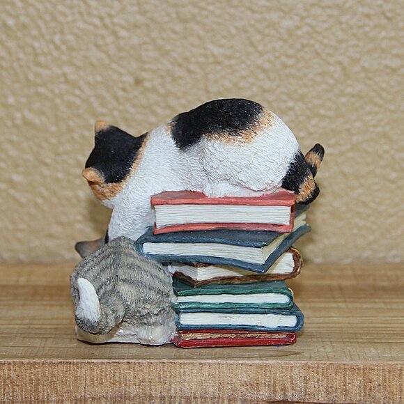 **SOLD** Kittens Playing on Books Retired Resin Figurine by Country Artists - Picture 4 of 11